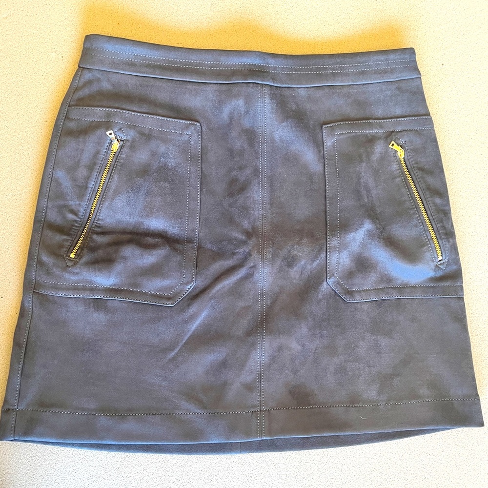 Short suede skirt with lining.
